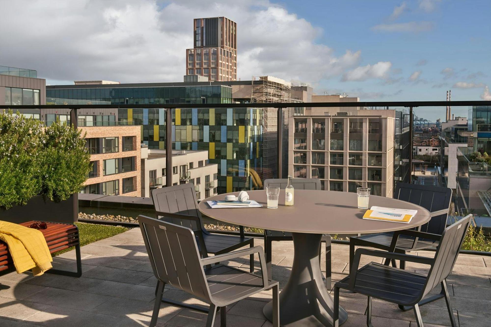 Sonder By Marriott Bonvoy Britain Quay Grand Canal Square Dublino